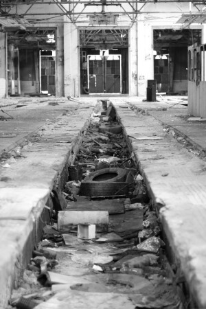 Заброшенный ангар