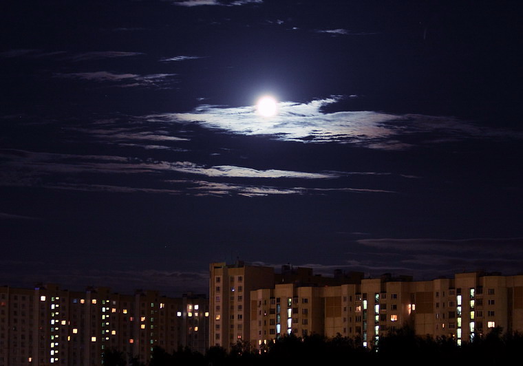 Лунная ночь над городом.