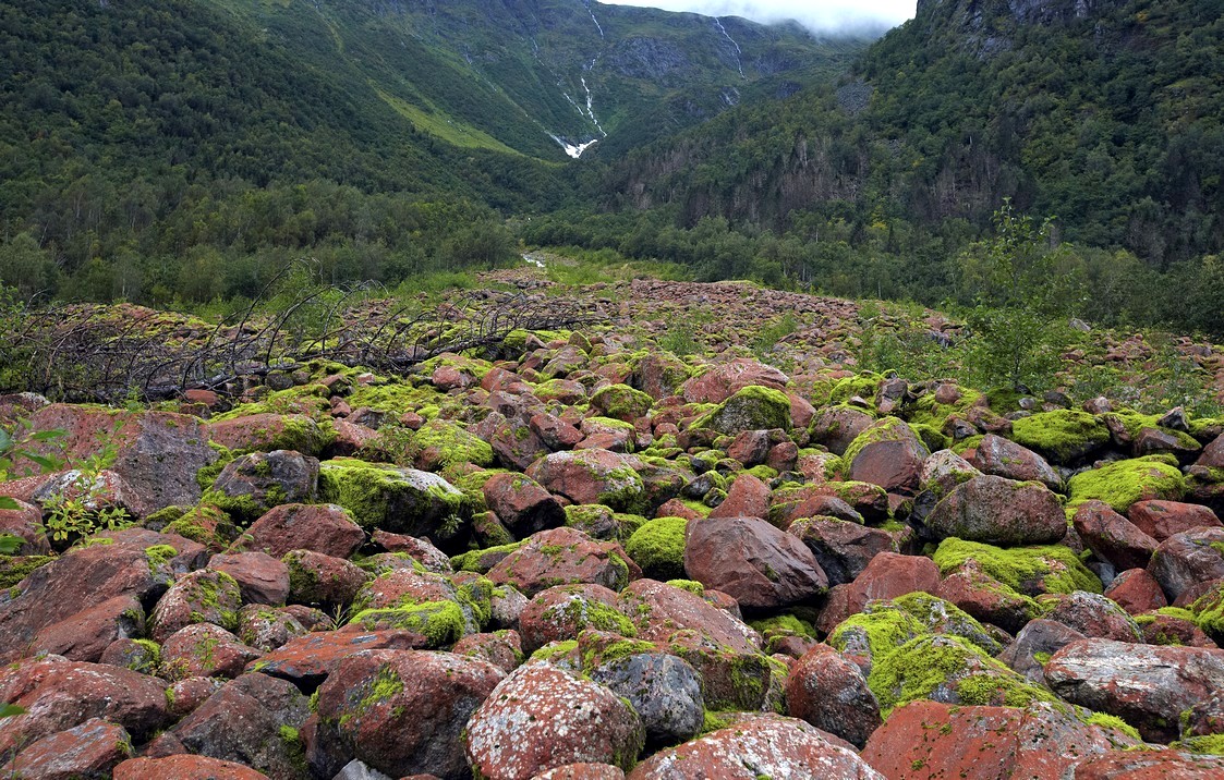 Река красных камней