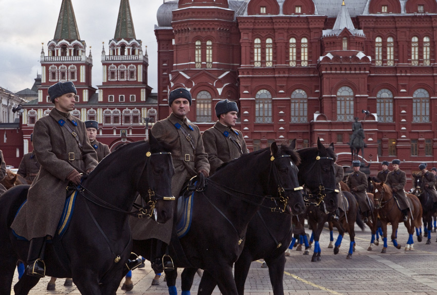 ПЕРЕД ПАРАДОМ