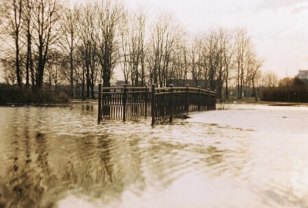 Мост над водой