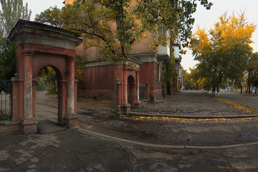 Осенний вечер в южнном городке