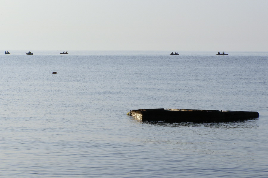 на море сотня рыбачков, на каждого по пять крючков