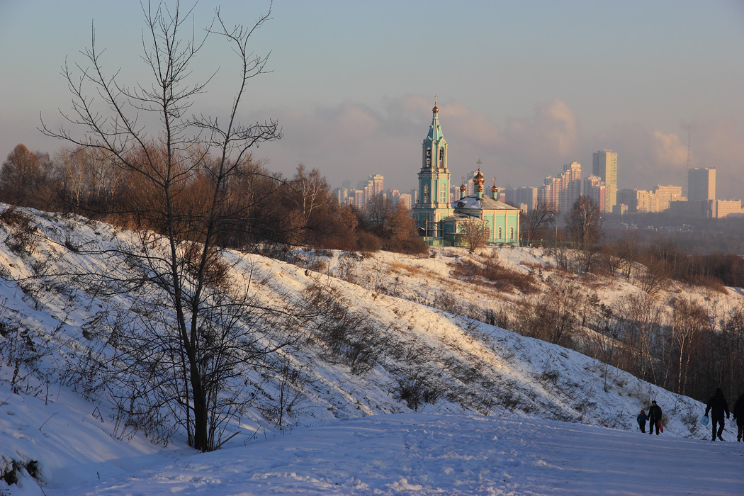 Вид на церковь Рождества Богородицы в Крылатском