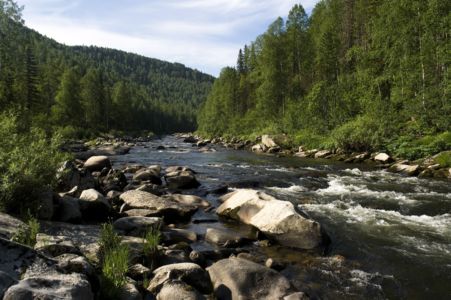 на реке