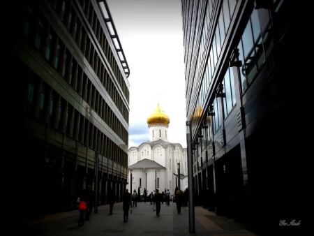 Город давит.