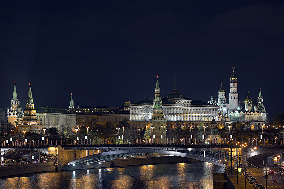 Моссковский кремль, вид с моста от храма Христа Спасителя