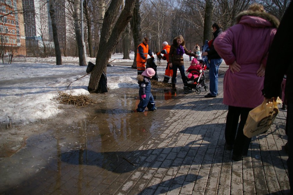 смело шагая по лужам