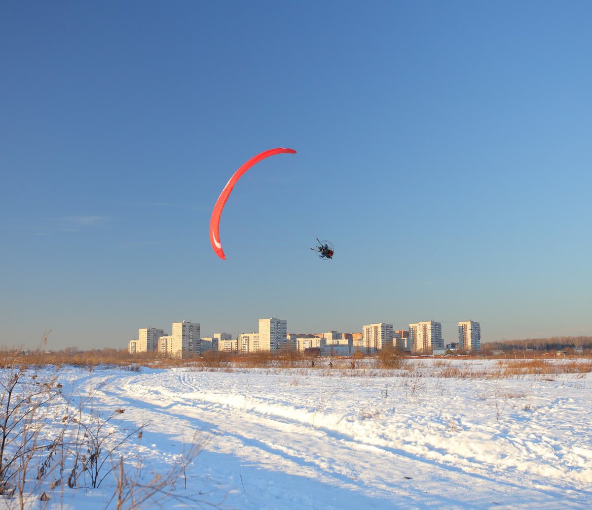 над городом