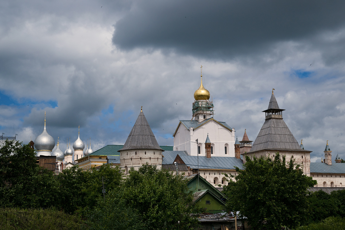 Ростов Великий. Вид на кремль со стороны озера Неро.