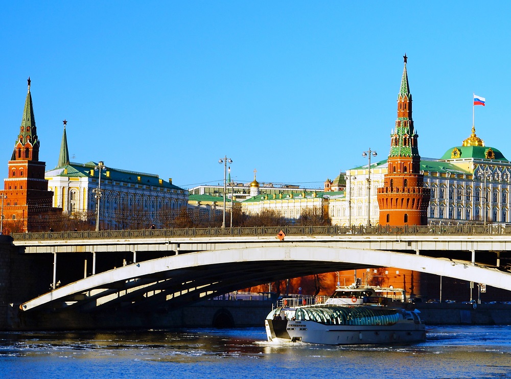 По Москве реке.