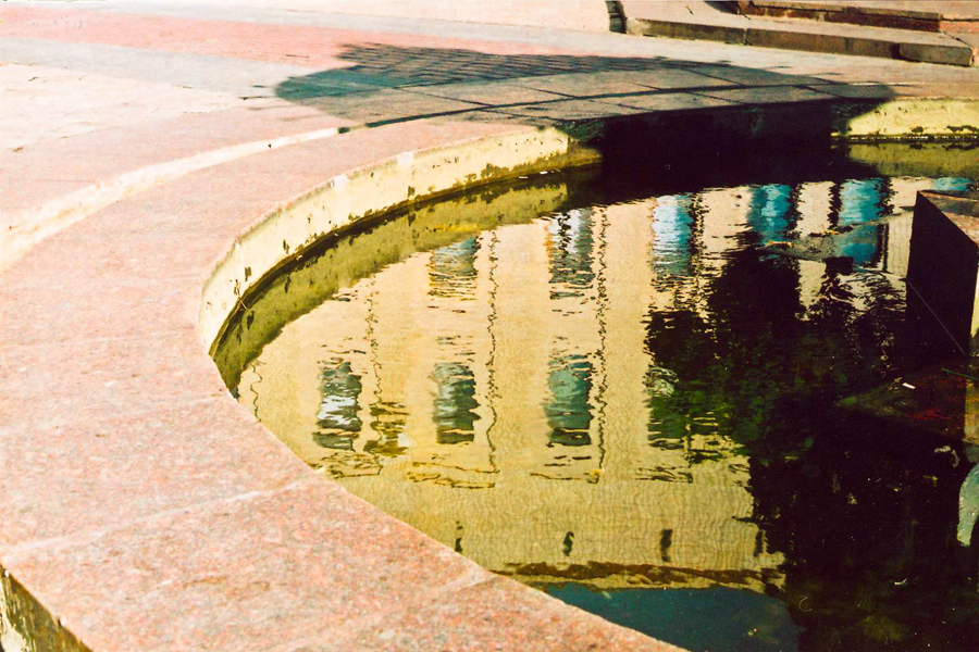 Отражение в фонтане (Reflection in a fountain)