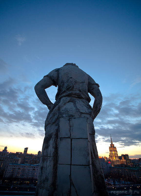 Суровая колхозница в центре Москвы