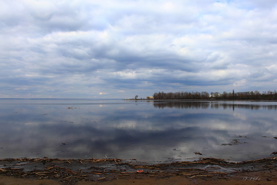 Как зеркало,вода реки.