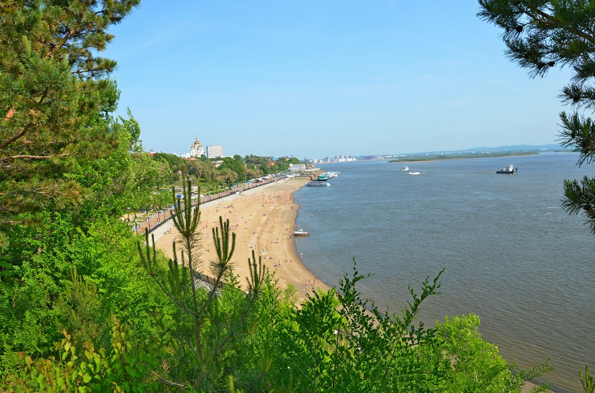 Пляж на берегу Амура.