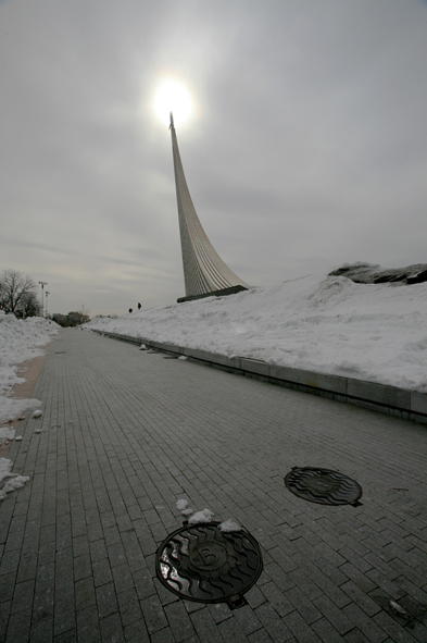 С Днем космонавтики.