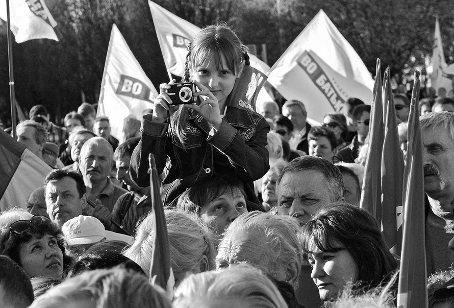 Её Величество, на Папе. Не политическая фотография.