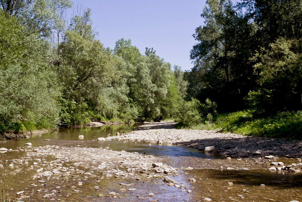 По камушкам.