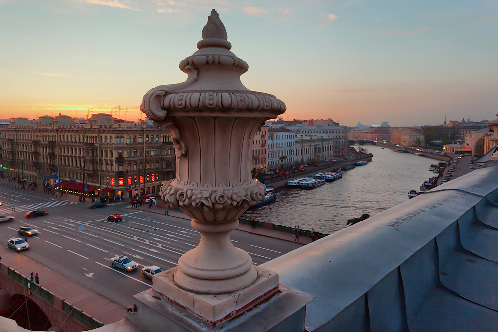 Вечерний Петербург. На крыше дворца.