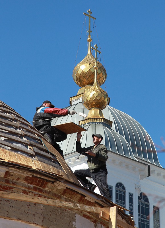 Под голубыми небесами