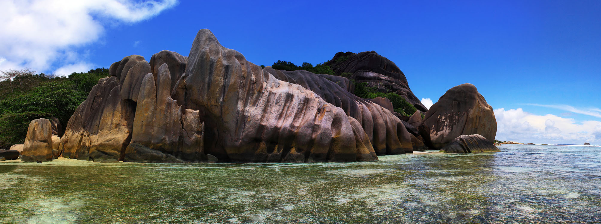 Скалы на пляже Anse Aux Cedres