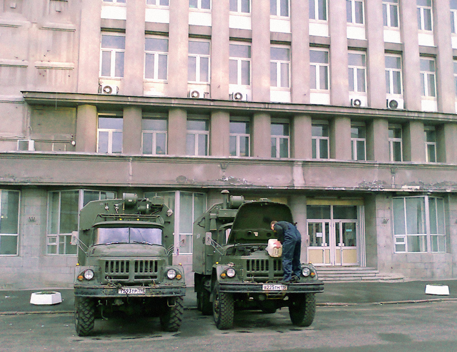 Во дворе учреждения связи