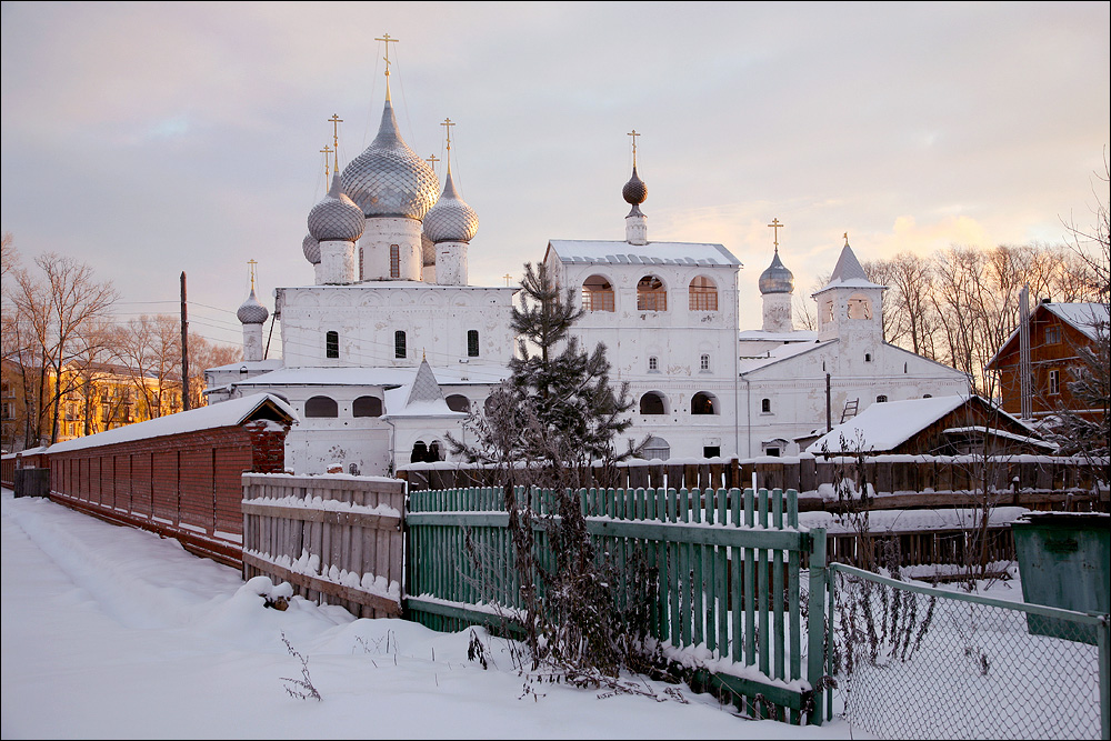 Утро у монастыря.