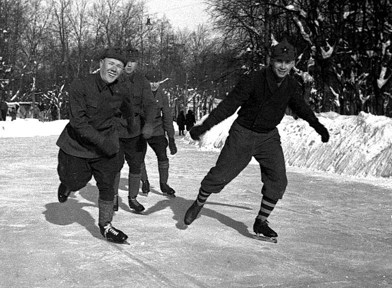 Красноармейцы на катке в Сокольниках 1939 год