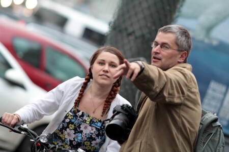 "Вы не скажете, как проехать в библиотеку?"