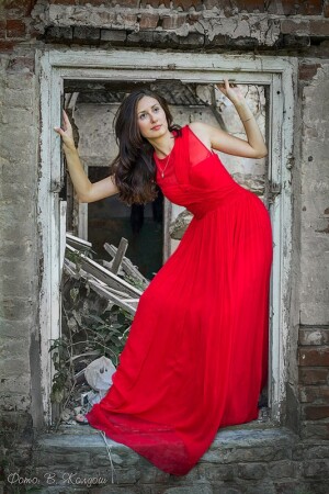 Красна девица на развалинах