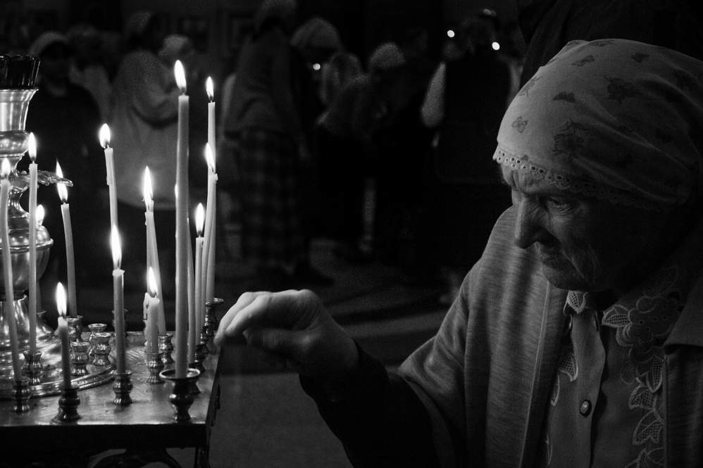 В церкви у свечей