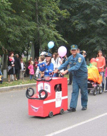 Семья пожарного на параде детских колясок