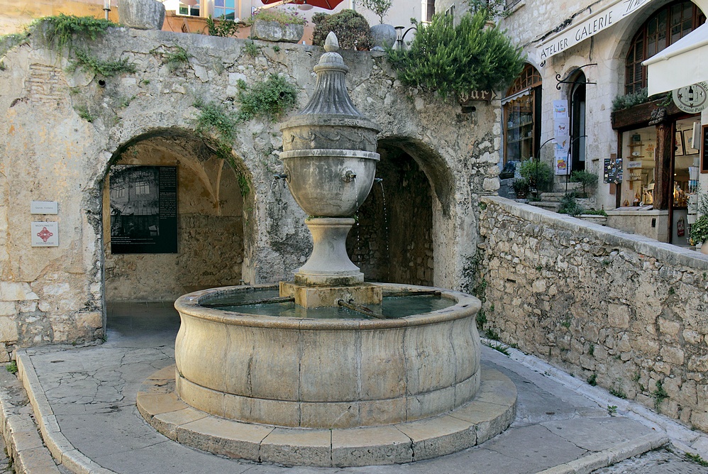 В маленьком городке - маленький Grande Fontaine