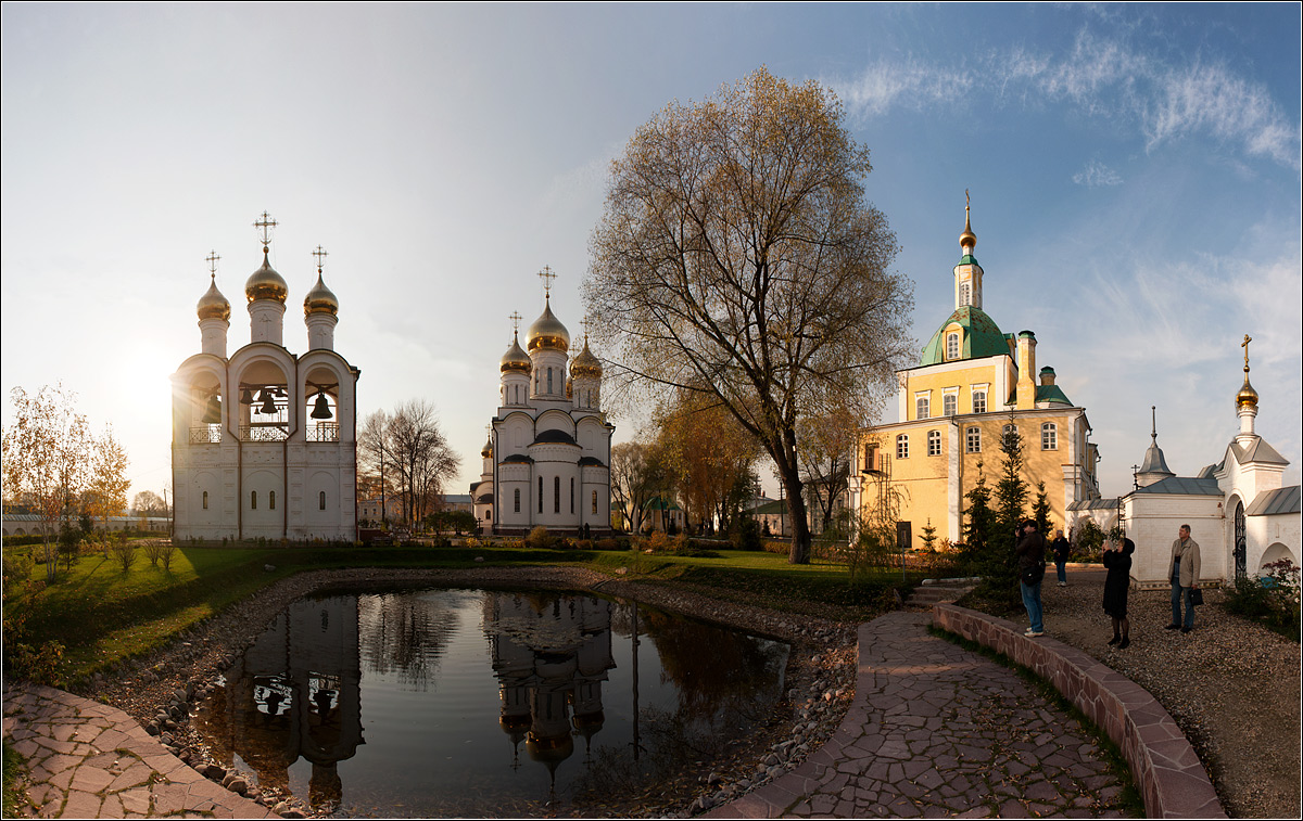 Октябрьский вечер в Никольском монастыре