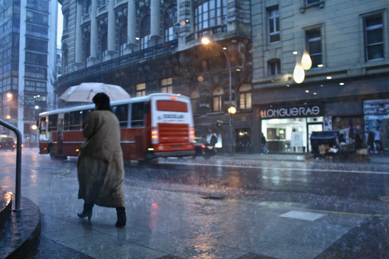 Аргентина. Несмотря на погоду, все спешат на работу...