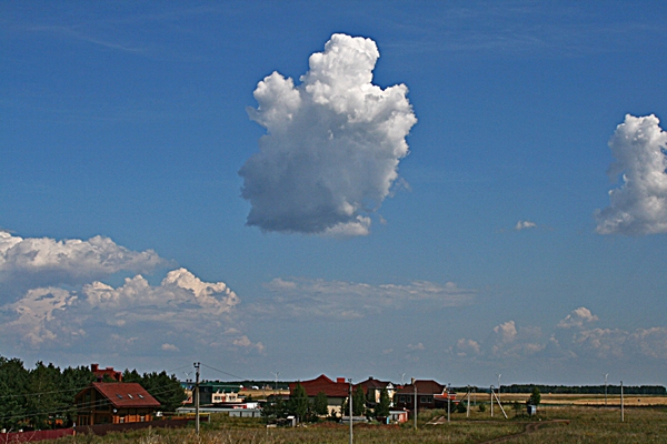 люди в облаках. мне кажется это сталин.