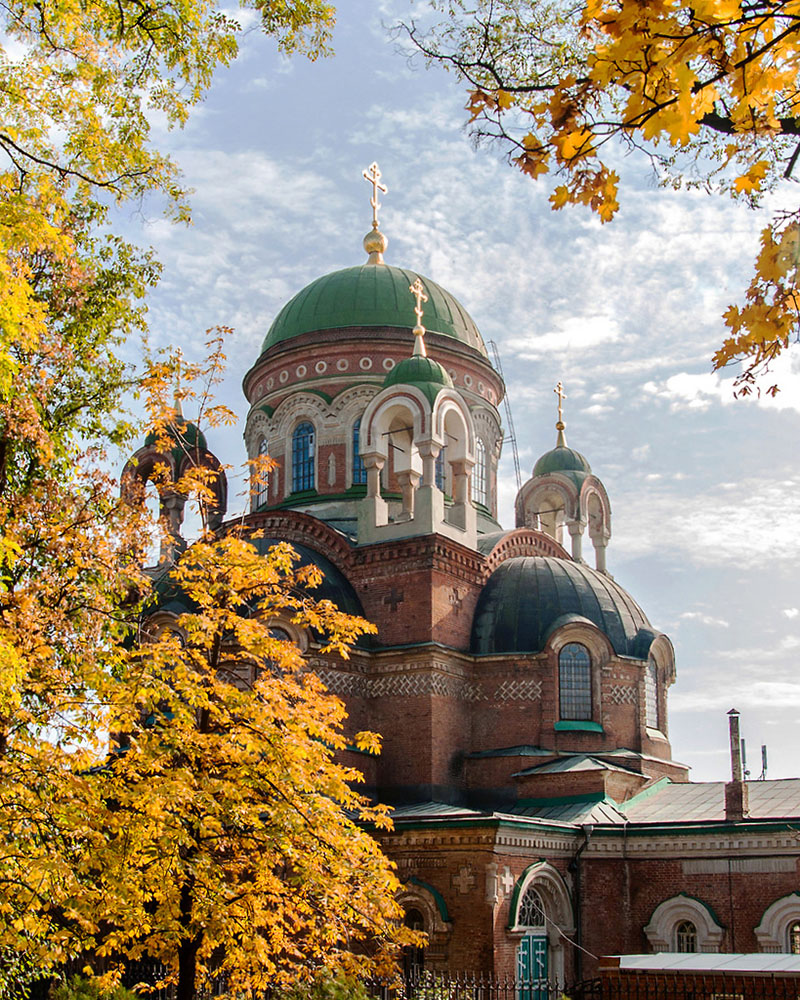 Храм в золоте осени.