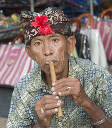 Уличный музыкант 2