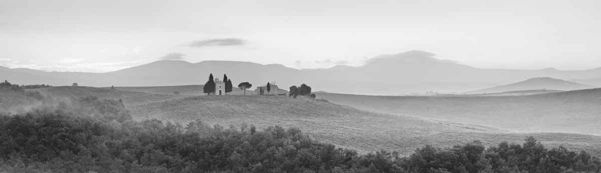 Строения вдалеке утром между Пьенцой и San Quirico D'Orcia