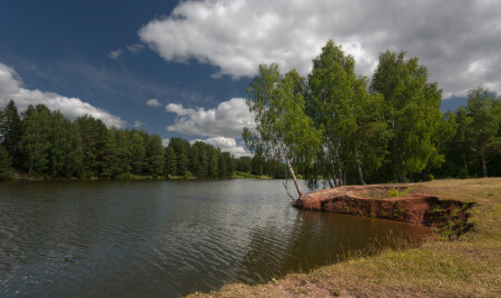 У озера