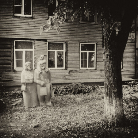 Памятник нормальной семье