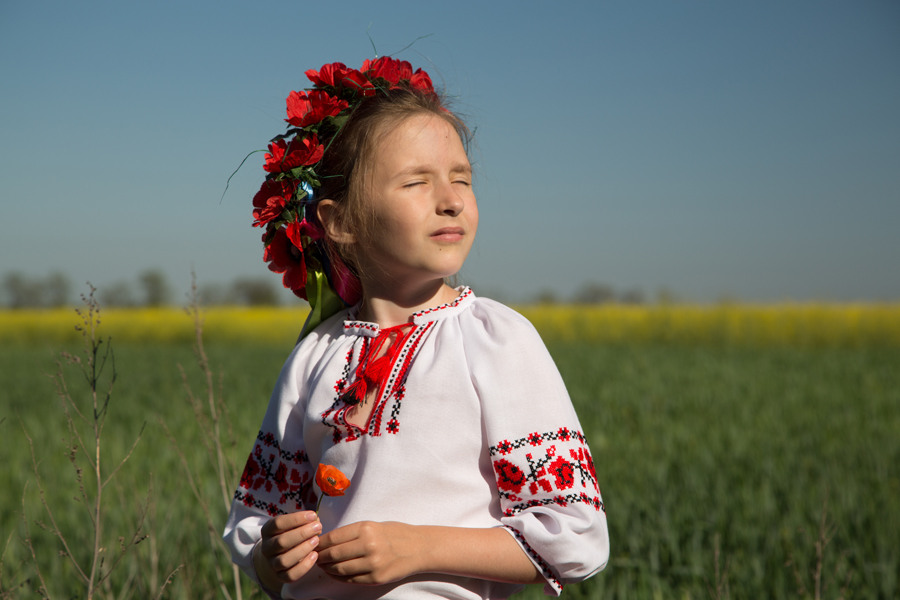 портрет на желто-зеленом фоне