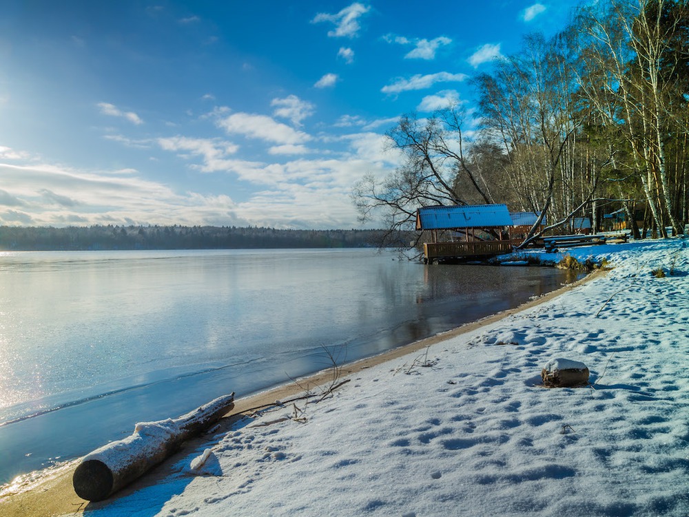 Первый лед на Пироговском водохранилище.