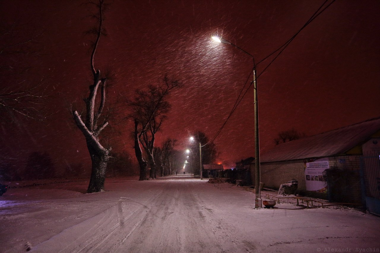 Красная, снежная ночь