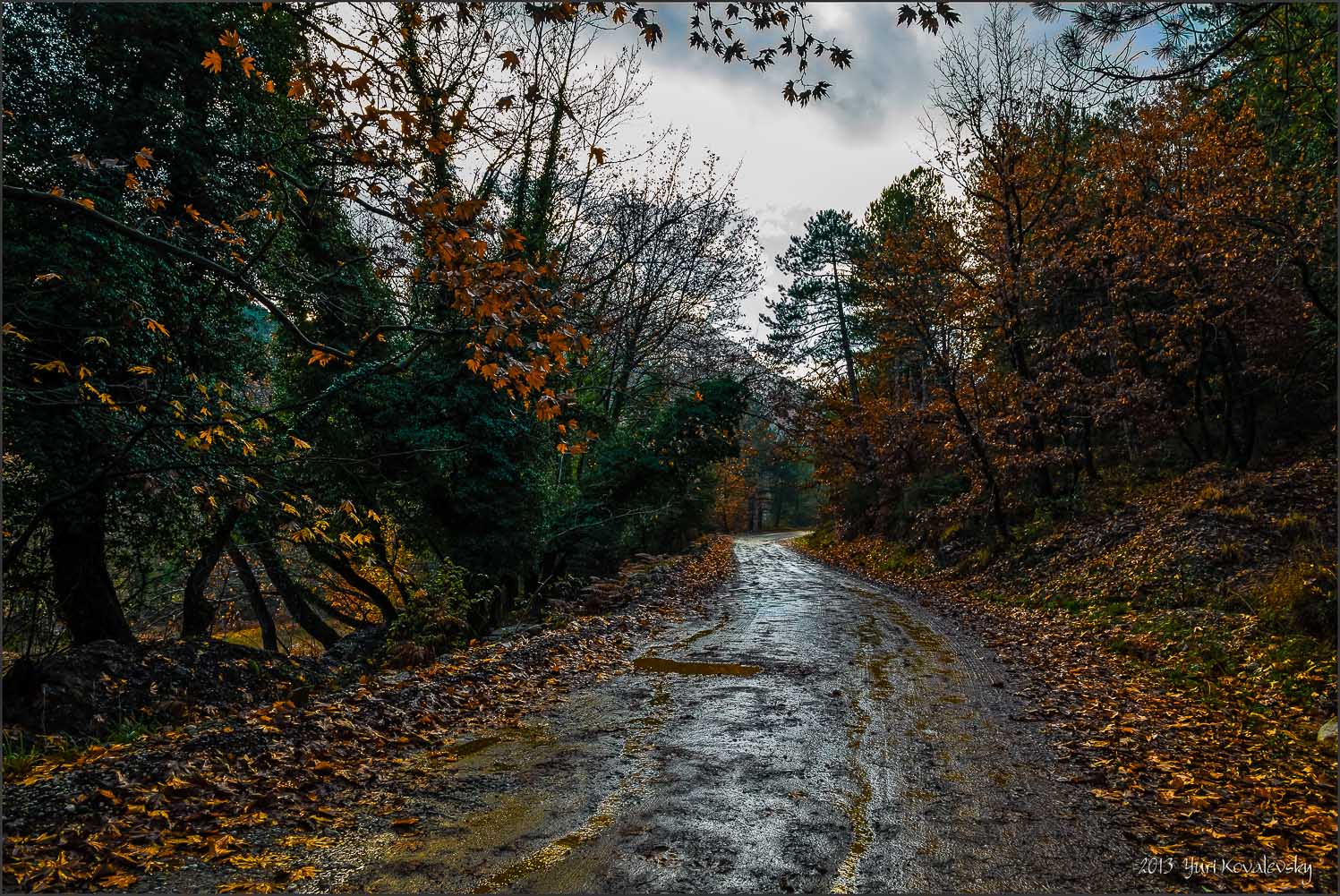 Осення дорога в начале зимы.