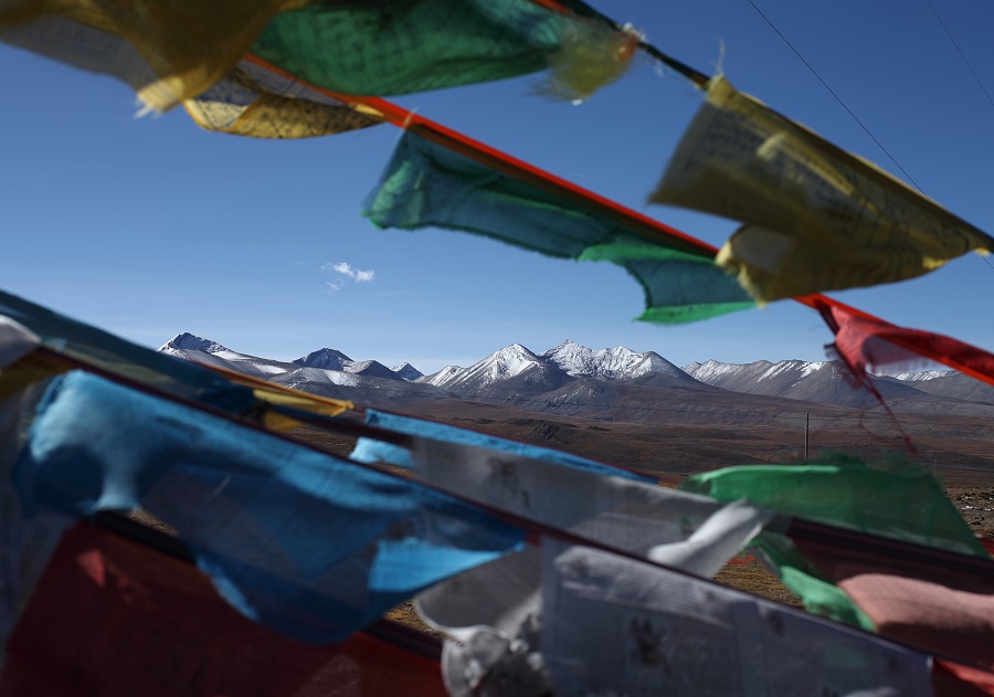 view from Lhakpa La 5267 m