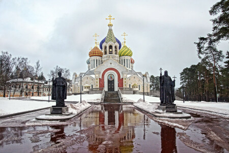 Красный асфальт в Переделкино
