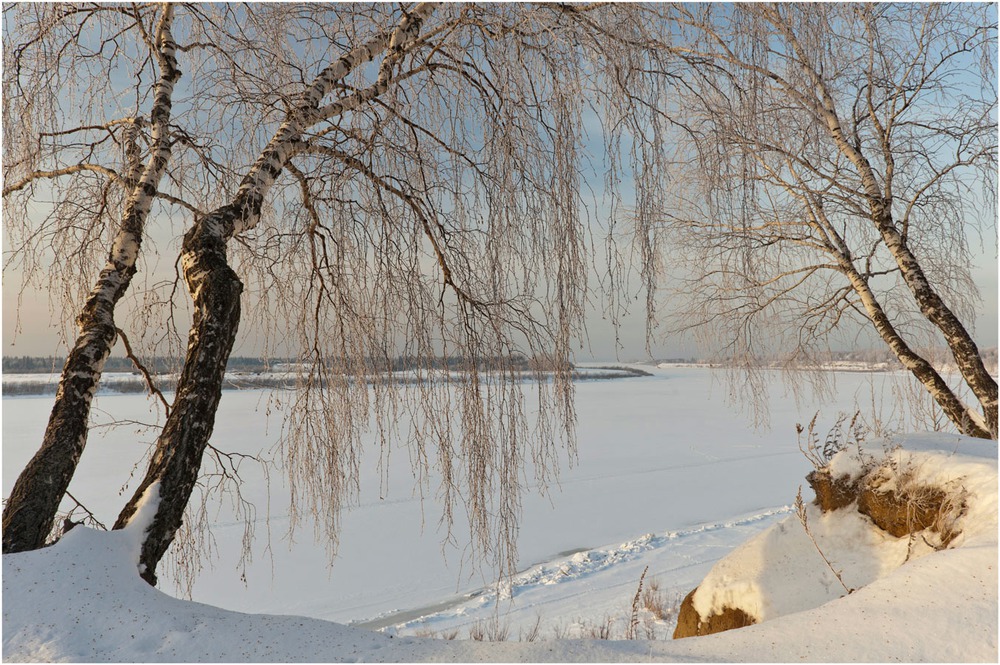 Над замёрзшей рекой