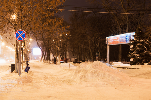 городская аллея занесённая снегом