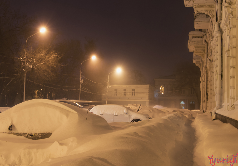 занесённые снегом автрмобили